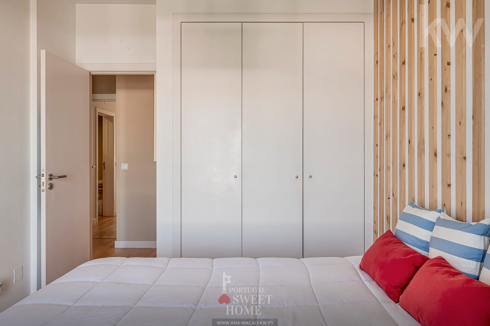 Bedroom with wardrobes and balcony (12.60 m2)